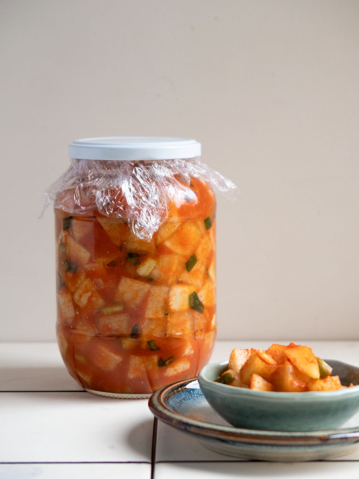 Kkakdugi o kimchi de rábano destacada