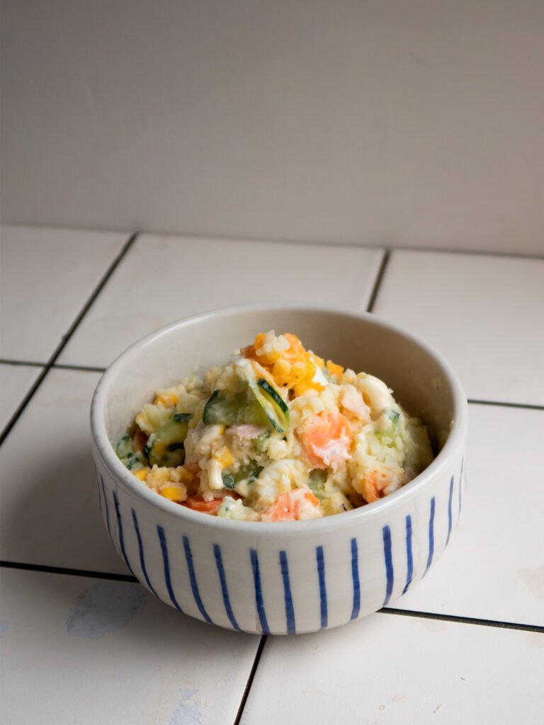 ensalada de patata japonesa cremosa con pepino y zanahoria