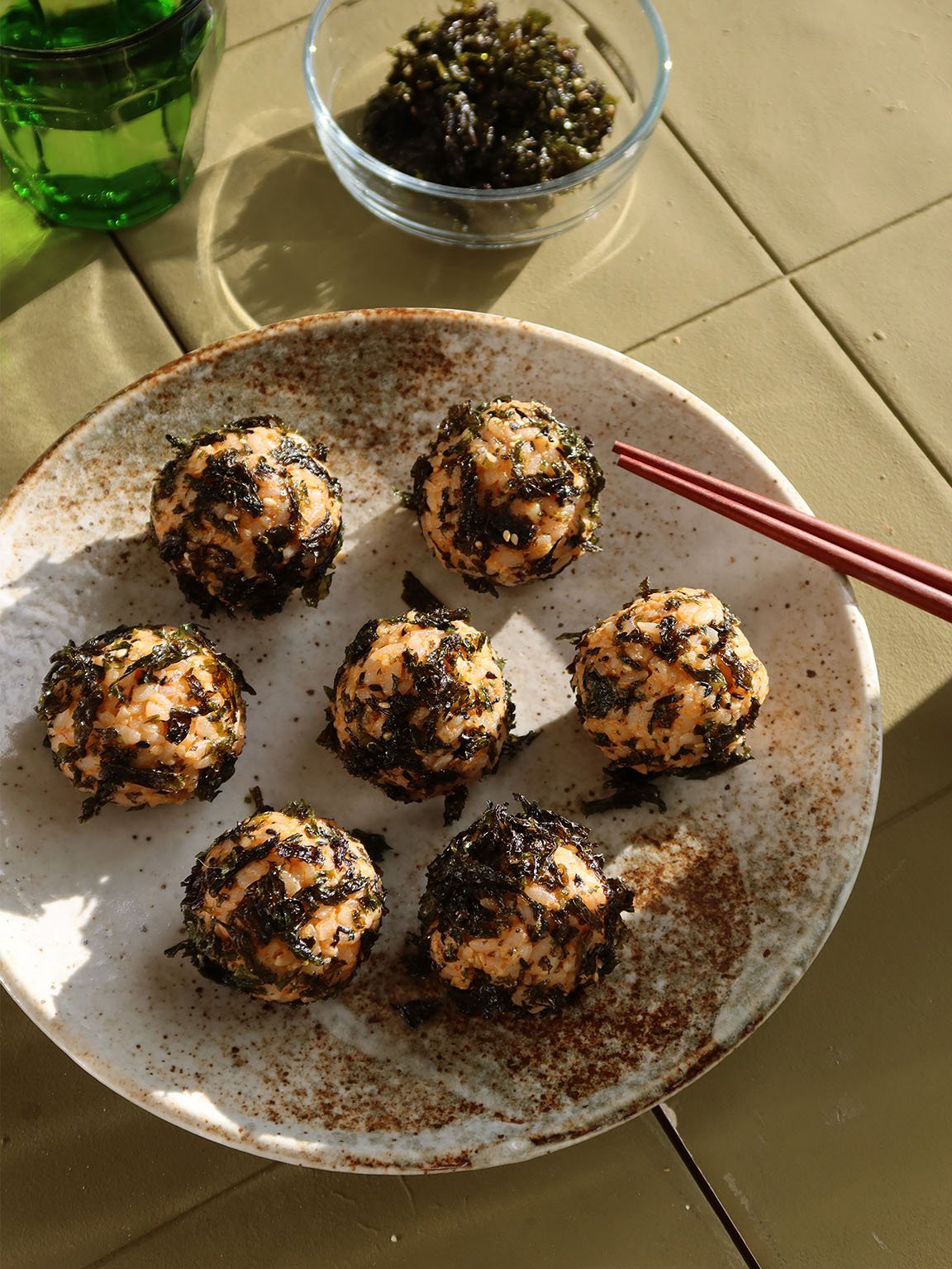 umeokbap o bolitas de arroz coreanas destacada