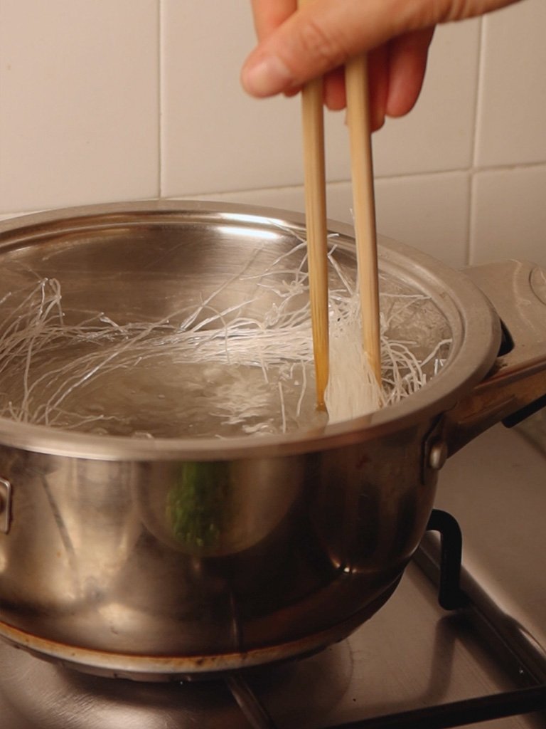 ensalada de fideos vermicelli paso a paso 3