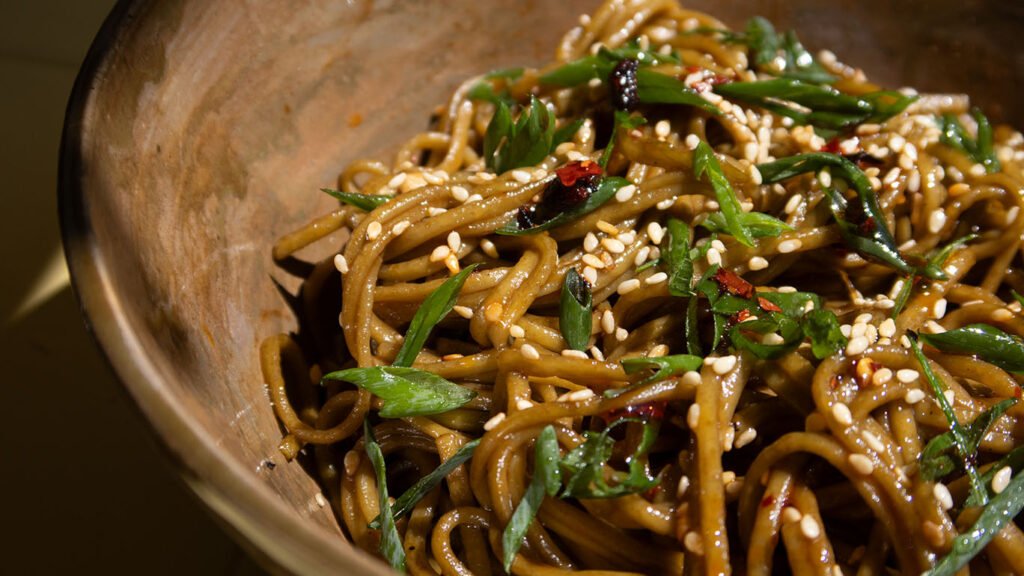 fideos soba en salsa de sesamo