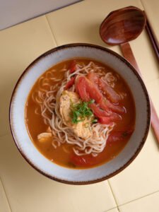 Sopa de fideos con tomate y huevo