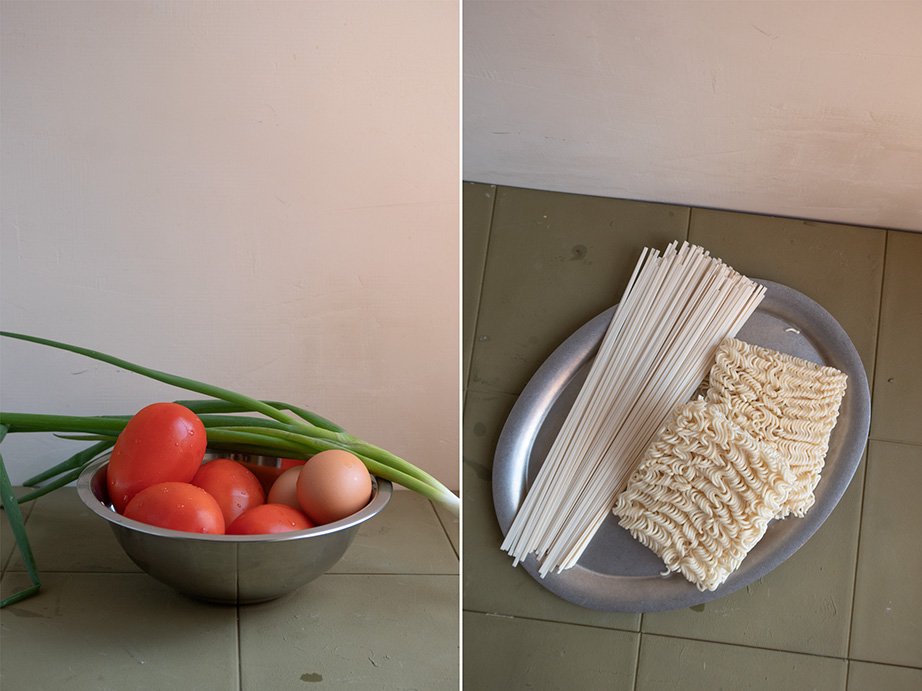 sopa de fideos chinos con tomate y huevos