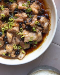 Pollo al vapor chino con granos de soja fermentada 4