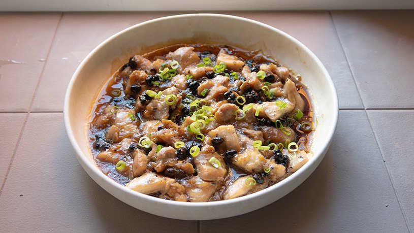 Pollo al vapor chino con granos de soja fermentada 9