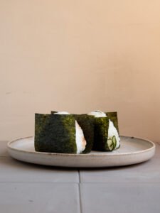 onigiri japonés triangular con alga nori crujiente