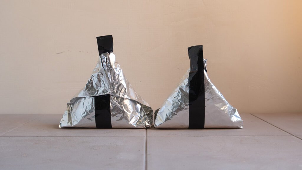 onigiri japonés triangular con alga nori