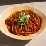 Fideos udon con salsa gochujang