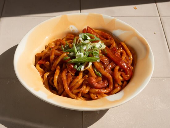 Fideos udon con salsa gochujang