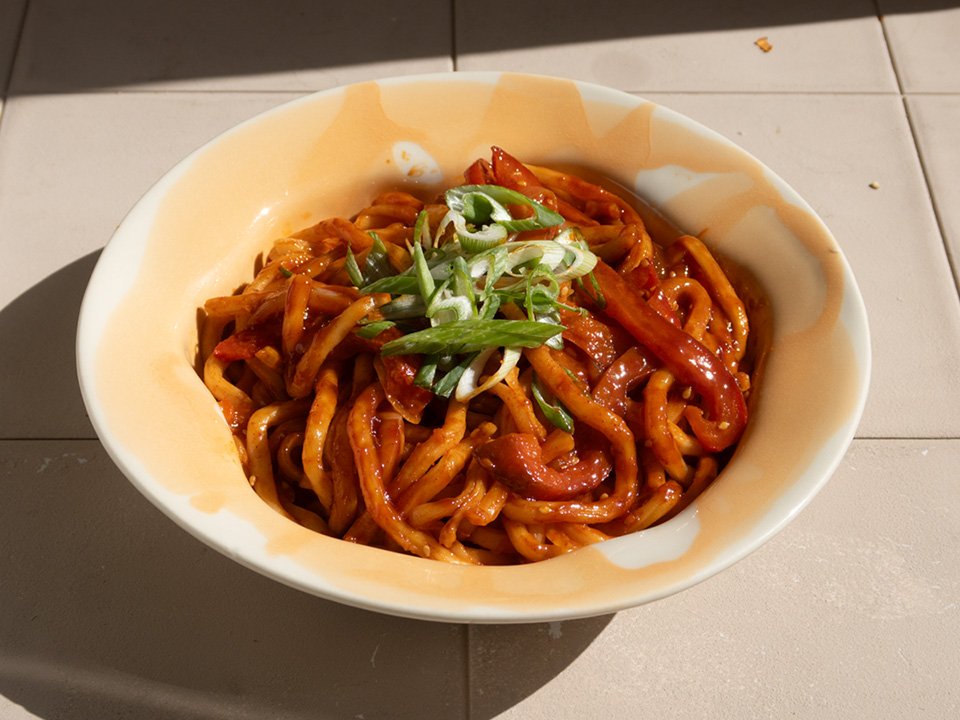 Fideos udon con salsa gochujang