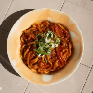 Fideos udon con salsa gochujang