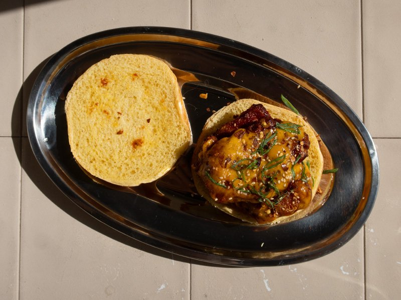 Hamburguesa de pollo con salsa gochujang 2