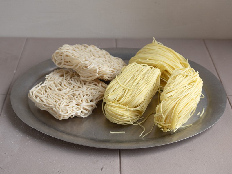 Ingredientes para preparar fideos chinos con aceite de cebolleta