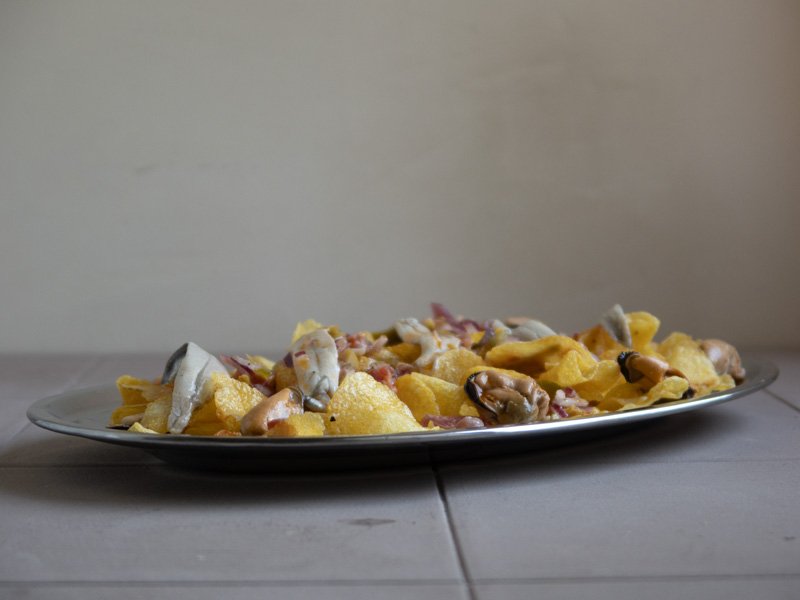 Aperitivo casero de patatas con mejillones en conserva y boquerones 1