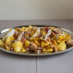 Aperitivo casero de patatas con mejillones en conserva y boquerones