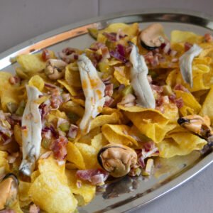 Patatas fritas extra crujientes con salsa de jugo de mejillones y mostaza