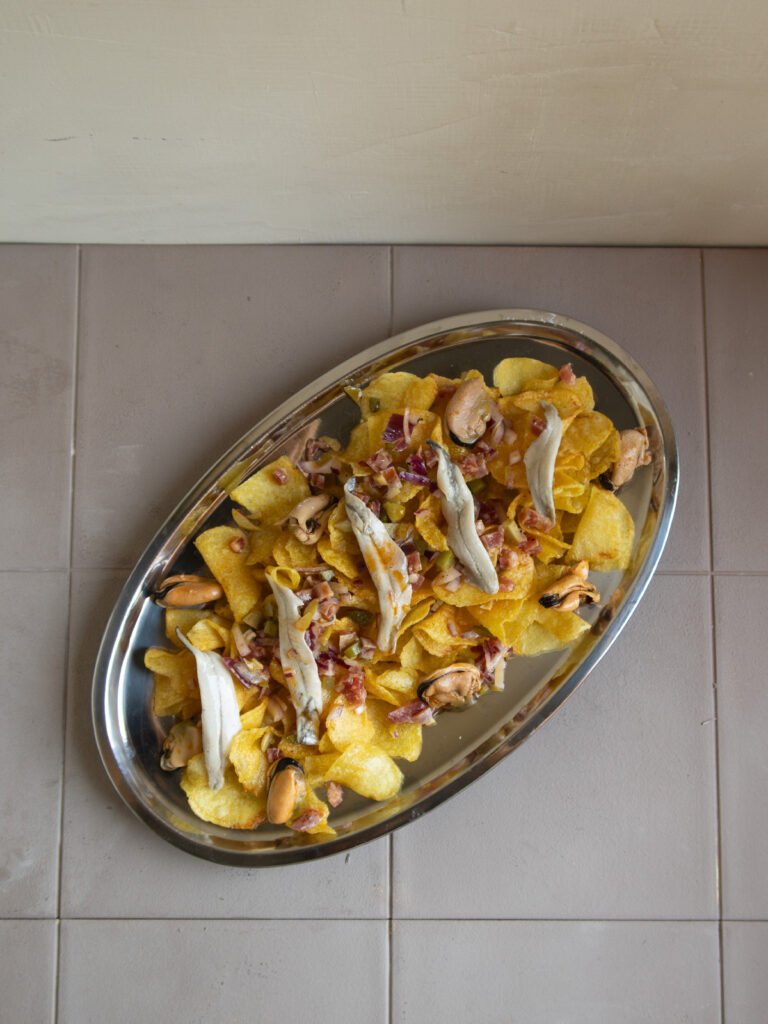 Picadillo de fuet, cebolla roja, pepinillos y aceitunas para un aperitivo español
